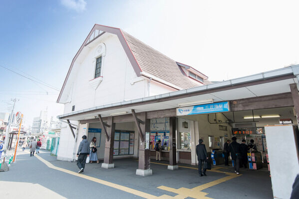 小田急電鉄小田原線「向ヶ丘遊園」駅は、徒歩3分。 