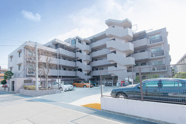 機械式駐車場には、15台収容。