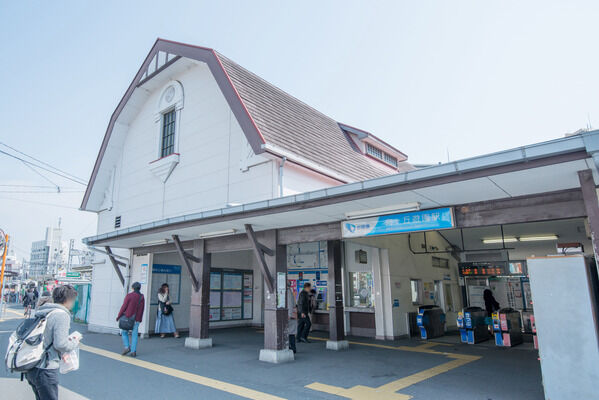 小田急電鉄小田原線「向ヶ丘遊園」駅は、徒歩15分。 