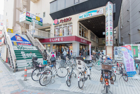 日常のお買い物に便利な「ライフ向ケ丘遊園店」までは、約87m（徒歩1分）。