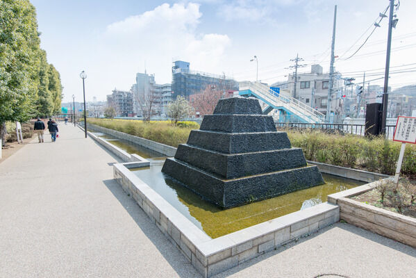 遊歩道として親しまれている「五ケ村堀緑地」は、約300m（徒歩4分）。