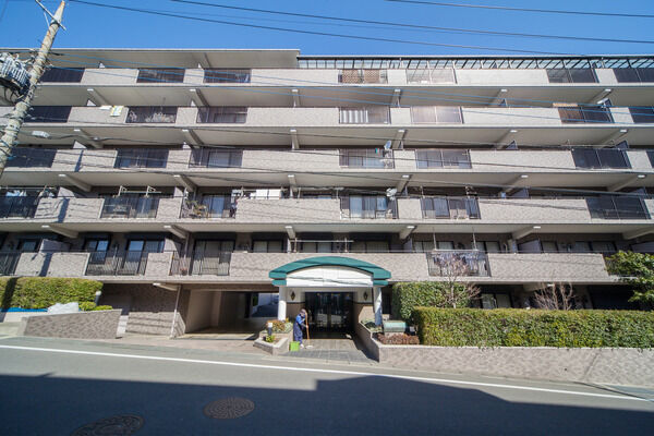 【鷺沼南パーク・ホームズ参番館】入り口の植栽が、日々の暮らしに潤いを与えます。 【鷺沼南パーク・ホームズ参番館】入り口の植栽が、日々の暮らしに潤いを与えます。