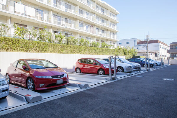 カーライフを送る居住者に嬉しい広々とした駐車場。