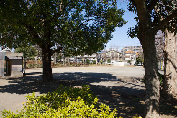 緑豊かな「有馬中央公園」は、約140m（徒歩2分）。