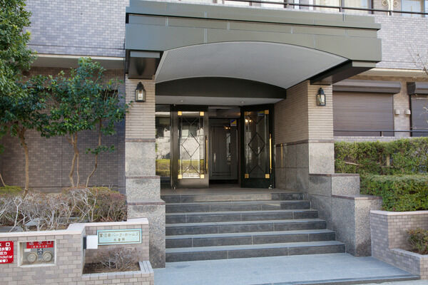 格式高くハイセンスなデザインの入り口が、居住者と来客をお出迎え。		