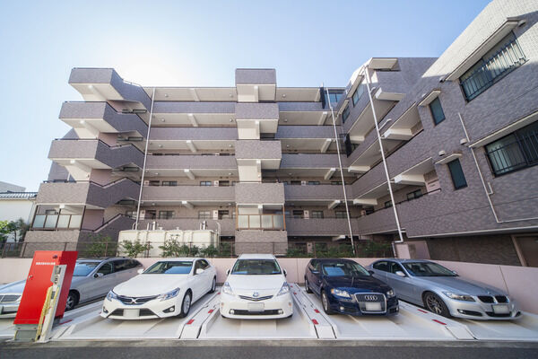 敷地内の駐車場は、居住者のカーライフを支えます。		