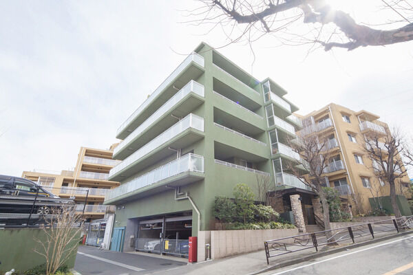 【パークホームズ鷺沼ガーデン】敷地内駐車場は、全戸分を完備。 【パークホームズ鷺沼ガーデン】敷地内駐車場は、全戸分を完備。