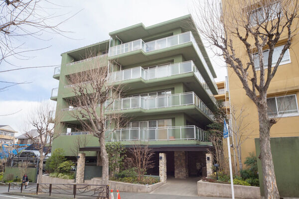 【パークホームズ鷺沼ガーデン】スタイリッシュなデザインの石造りの柱。 【パークホームズ鷺沼ガーデン】スタイリッシュなデザインの石造りの柱。