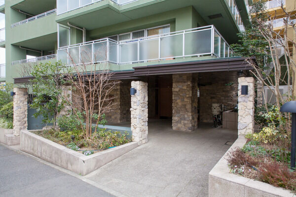 まるでリゾートホテルに来たかのような、瀟洒な入り口。