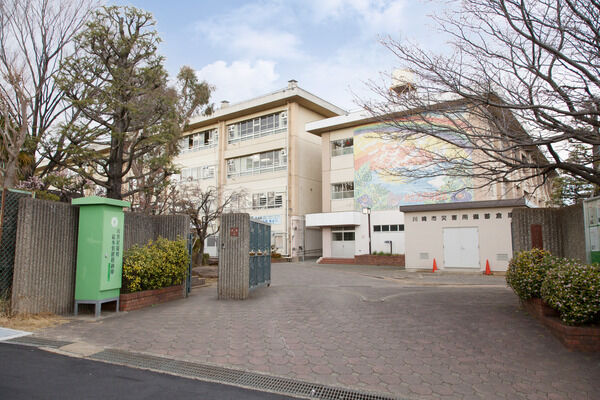 「有馬中学校」まで約130m(徒歩2分)。 「有馬中学校」まで約130m(徒歩2分)。