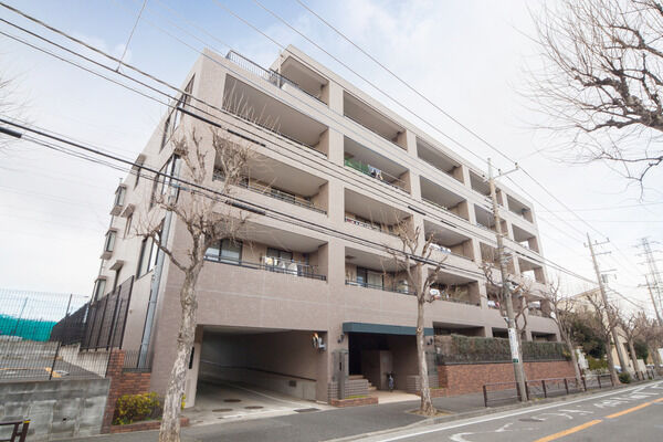 【鷺沼南パーク・ホームズ並木通り】入り口周辺の植栽が、日々の暮らしに潤いを与えます。 【鷺沼南パーク・ホームズ並木通り】入り口周辺の植栽が、日々の暮らしに潤いを与えます。