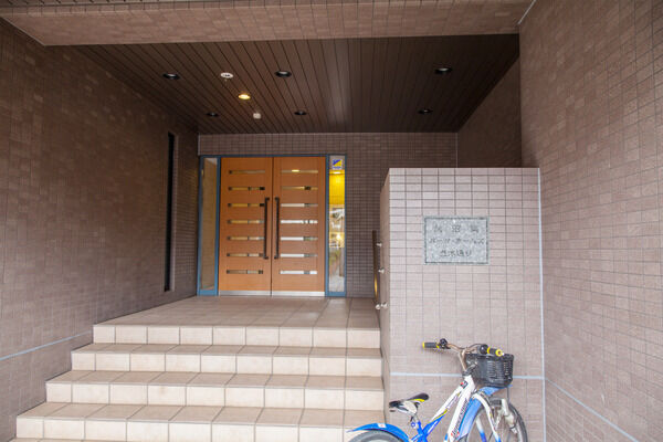 プライバシーにも配慮された奥まった位置にあるエントランス。