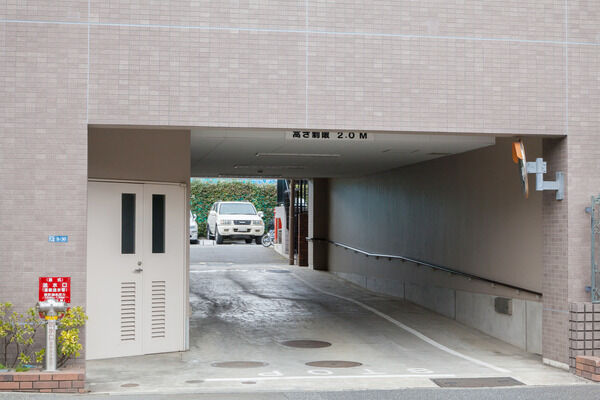 広々とした駐車場が、車の出し入れに便利。