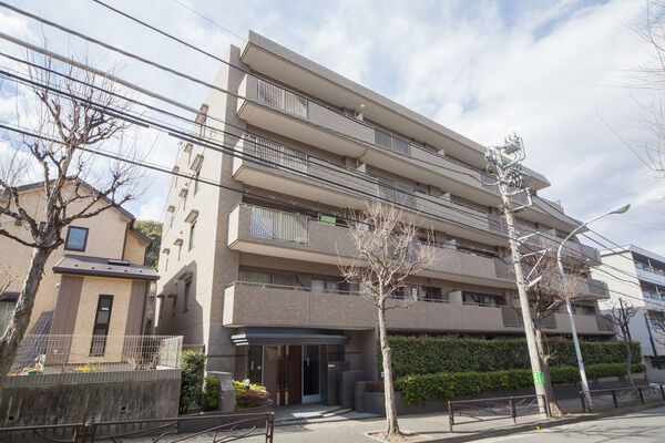 【鷺沼南パーク・ホームズクエルダ】エントランスには、居住者の安全を守るオートロックシステム。 【鷺沼南パーク・ホームズクエルダ】エントランスには、居住者の安全を守るオートロックシステム。