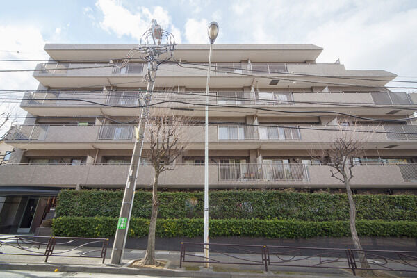 【鷺沼南パーク・ホームズクエルダ】入り口を抜けると、優雅な表情のエントランスホールがお出迎え。 【鷺沼南パーク・ホームズクエルダ】入り口を抜けると、優雅な表情のエントランスホールがお出迎え。