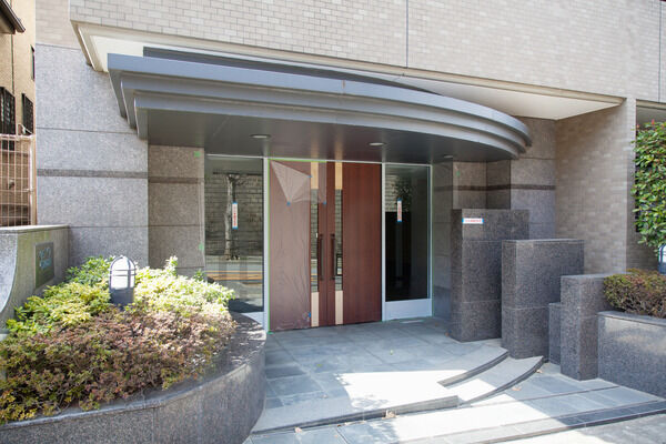 品格漂う、モダンな雰囲気の瀟洒なエントランス。