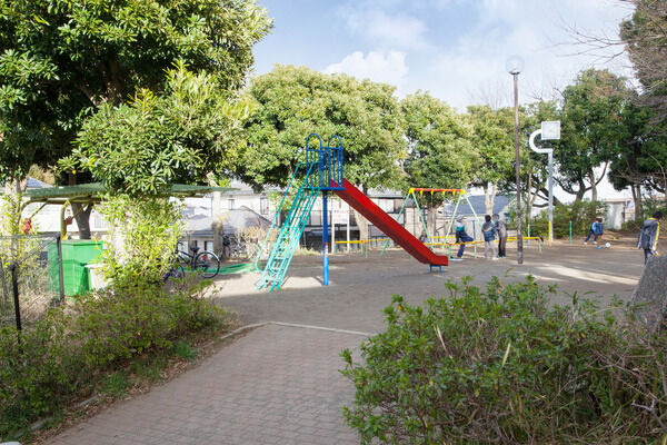 「有馬ふるさと公園」まで約20m（徒歩1分）。