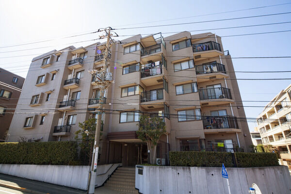 【鷺沼小台パーク・ホームズ】周囲の環境とマッチとする、外構を囲む深緑の植栽。 【鷺沼小台パーク・ホームズ】周囲の環境とマッチとする、外構を囲む深緑の植栽。