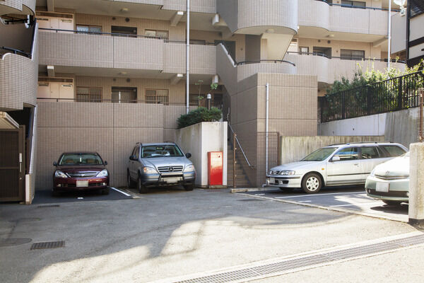駐車場は敷地内に13台収容可能。 駐車場は敷地内に13台収容可能。