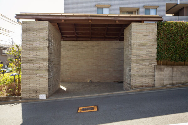 【パークホームズ鷺沼三丁目ヒルテラス】自然石ならではの風合いが街並みにしっとりと調和しながらも、存在感を放つ佇まい。