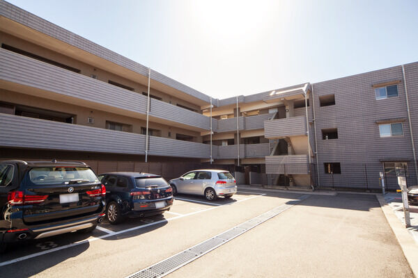 敷地内に設置された駐車場は、機械式と平面型が設置されています。