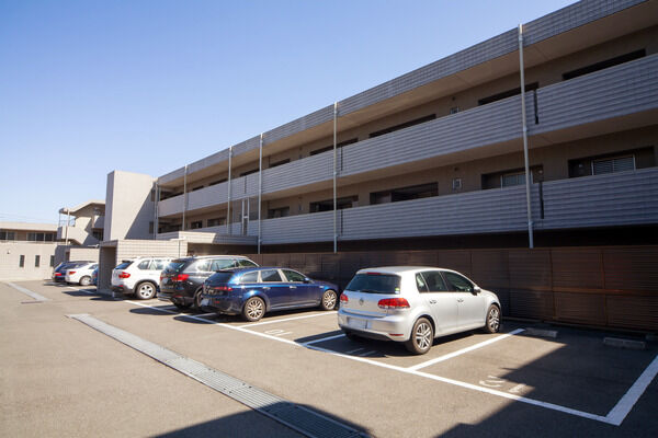 51台収容の駐車場、62台収容の駐輪場、4台収容のバイク置場を設置。