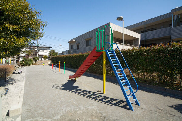 「有馬こども文化センター」近くにある「有馬つつじ公園」は約1,800m（徒歩23分）。