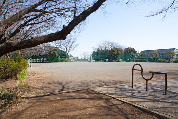 丘陵地の起伏を利用した「鷺沼公園」は、約270m（徒歩4分）。