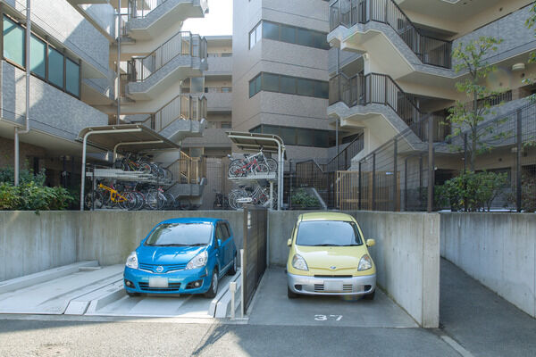 敷地内に設置された自動車駐車場と自転車駐輪場。