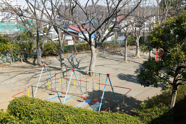 子どもたちが遊ぶ「平公園」は、約270m（徒歩3分）。
