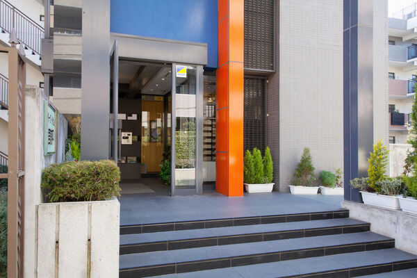 バルコニーと廊下にあしらわれた飾り柱が、アクセントになっています。