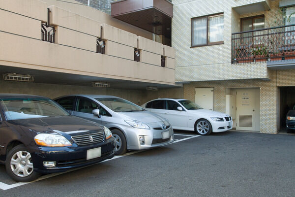 敷地内には、平面駐車場が27台分設置されています。