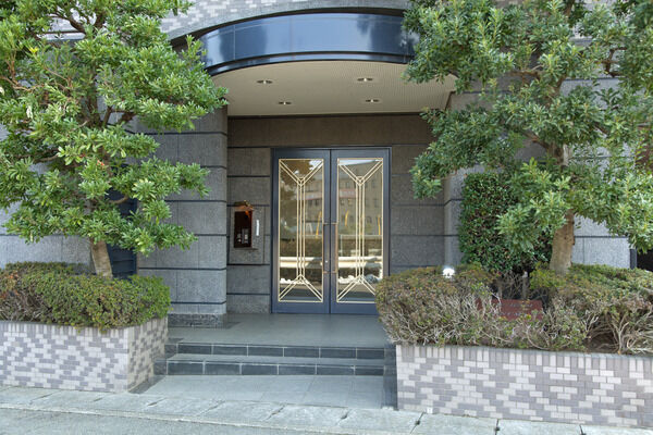 御影石を採用したグレード感あふれるエントランス。上品な住まいを演出します。		