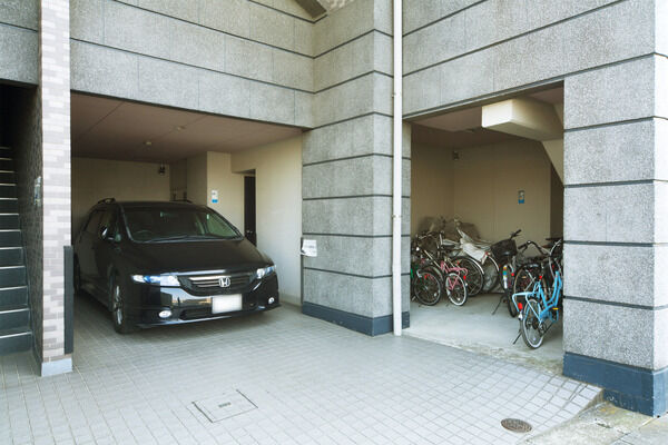 3台収容の駐車場、12台収容の駐輪場を敷地内に設置。