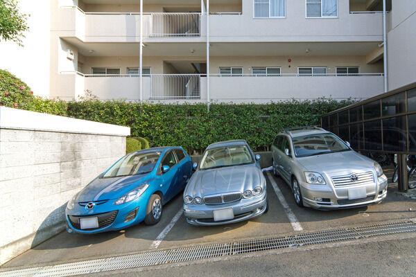 24台収容の駐車場は敷地内に設置。