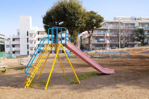 芝生や木陰がある「土橋4丁目公園」は、約280m（徒歩4分）。