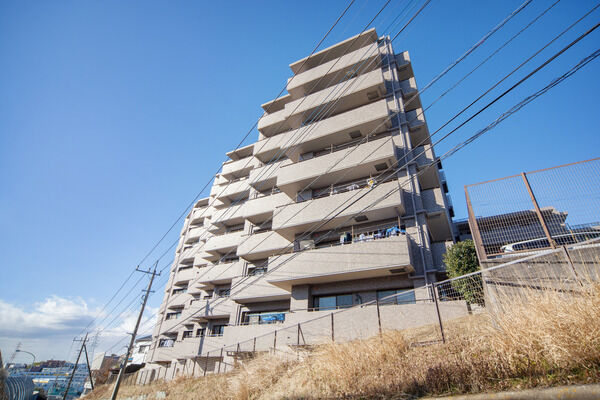 【鷺沼東パーク・ホームズ弐番館】高台に位置し、周囲を遮る建物がなく見晴らしもよい。