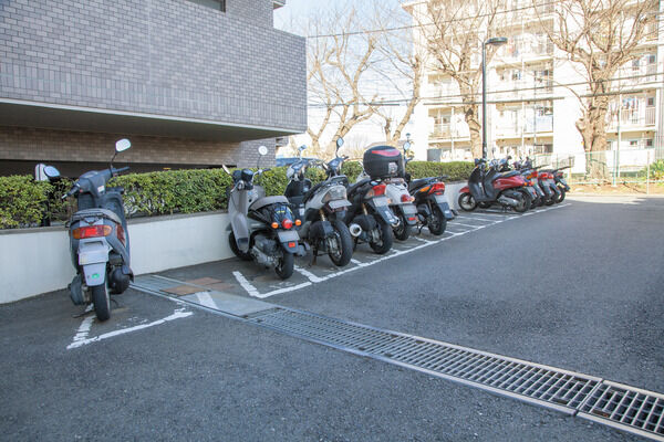 敷地内に設置された、二輪車専用駐輪場。 敷地内に設置された、二輪車専用駐輪場。