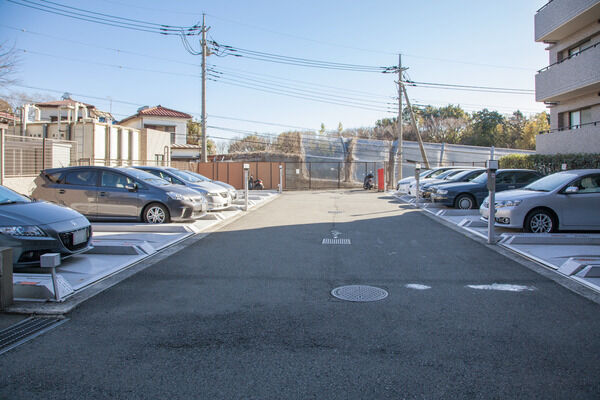 敷地内には55台収容の駐車場を設置。 敷地内には55台収容の駐車場を設置。