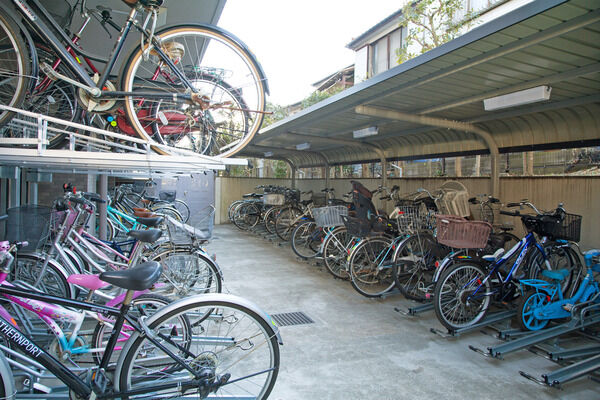 敷地内に設置された、82台収容の自転車専用駐輪場。 敷地内に設置された、82台収容の自転車専用駐輪場。