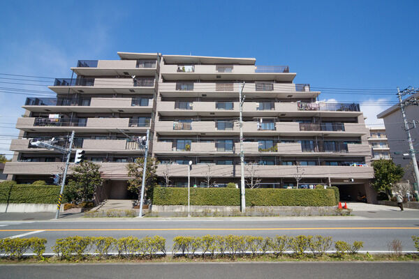 【鷺沼有馬パーク・ホームズ】四季折々の表情を魅せる植栽が、日々の暮らしに安らぎと潤いをもたらします。		 【鷺沼有馬パーク・ホームズ】四季折々の表情を魅せる植栽が、日々の暮らしに安らぎと潤いをもたらします。