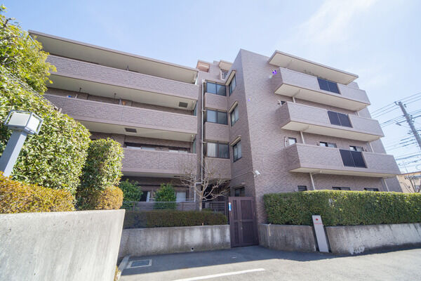 【鷺沼有馬パーク・ホームズ】磁器タイル貼りの落ち着いた外観が印象的な、L字型の住棟。 【鷺沼有馬パーク・ホームズ】磁器タイル貼りの落ち着いた外観が印象的な、L字型の住棟。