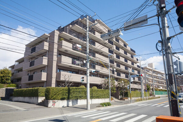 【鷺沼有馬パーク・ホームズ】植栽が、１階住居者のプライバシーを守ります。		
