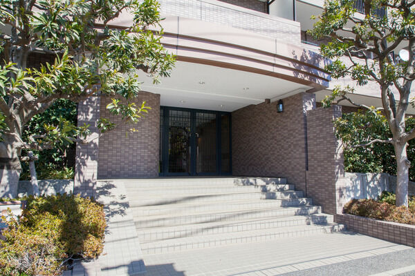 エントランスには、居住者の安心の暮らしを守るセキュリティーシステムを設備。		