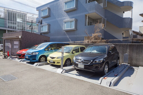 37台収容の駐車場を敷地内に設置。