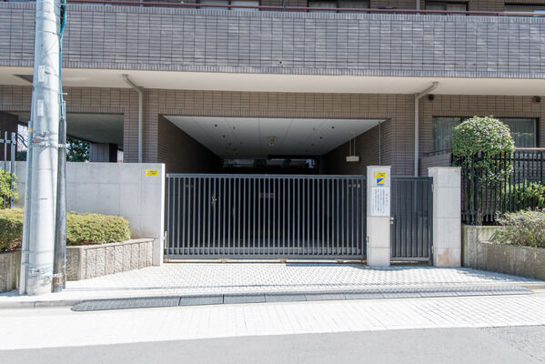 リモコン操作式の開閉ゲート付の19台収容の駐車場。