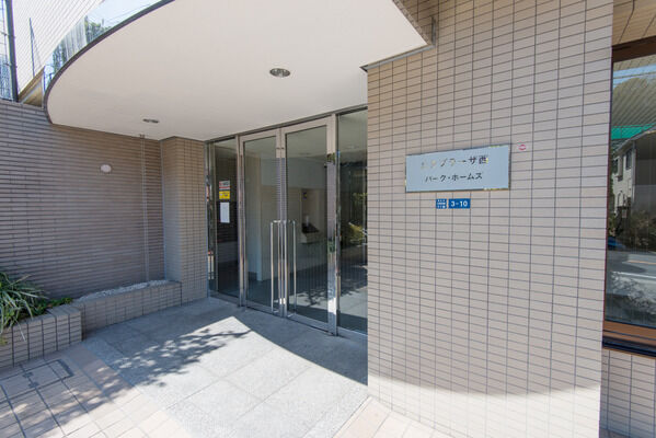 エントランスには、居住者の暮らしを守るセキュリティーシステムを設置。		