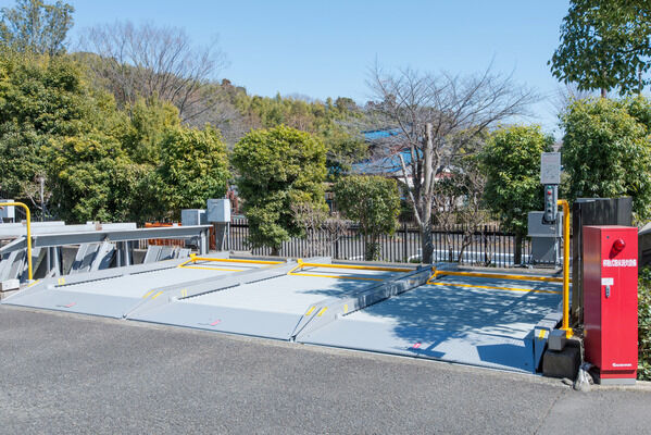 26台収容の駐車場を敷地内に設置。