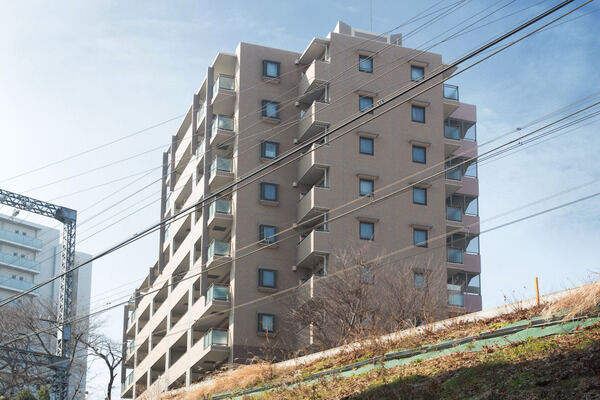 【町田パークホームズ】高台にそびえ立ち、街を一望できる情景が愉しめます。