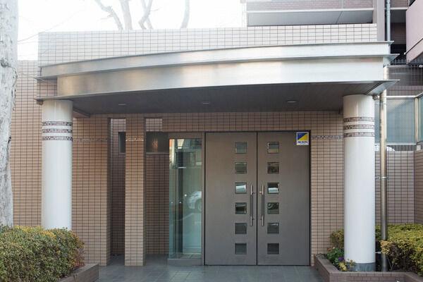 エントランスは、オートロック・防犯、防災システムで24時間セキュリティ体制。